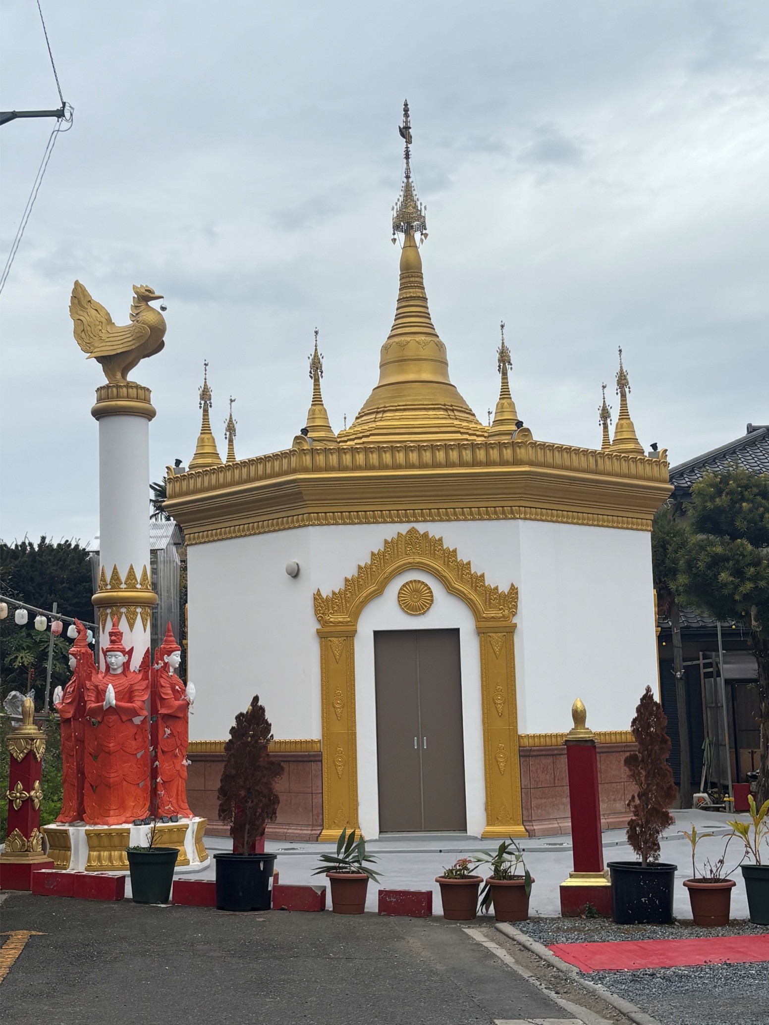 81191_011_32281284_1_1_（写真1）僧院敷地内のパゴダ外観（2025年12月20日、筆者撮影）